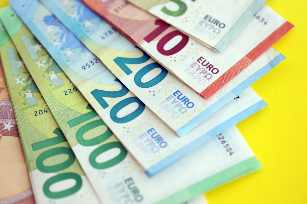 Zašto sve više ljudi posuđuje novac online umjesto u banci